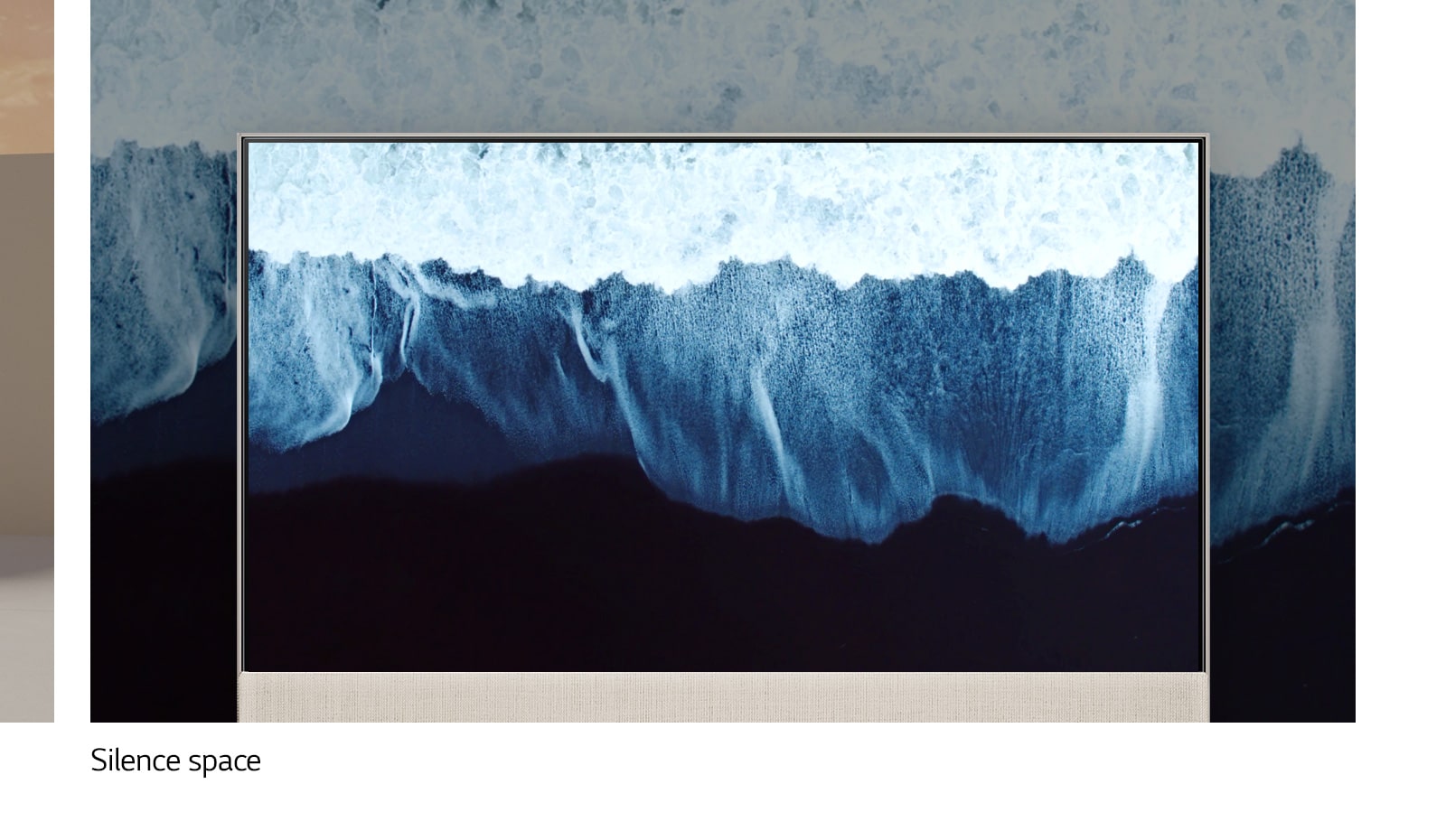 Thème d’atelier spatial visible sur l’EASEL et au-delà de son cadre, légèrement en mouvement. Thème d’espace silencieux visible sur l’EASEL et au-delà de son cadre, avec des vagues qui se brisent.