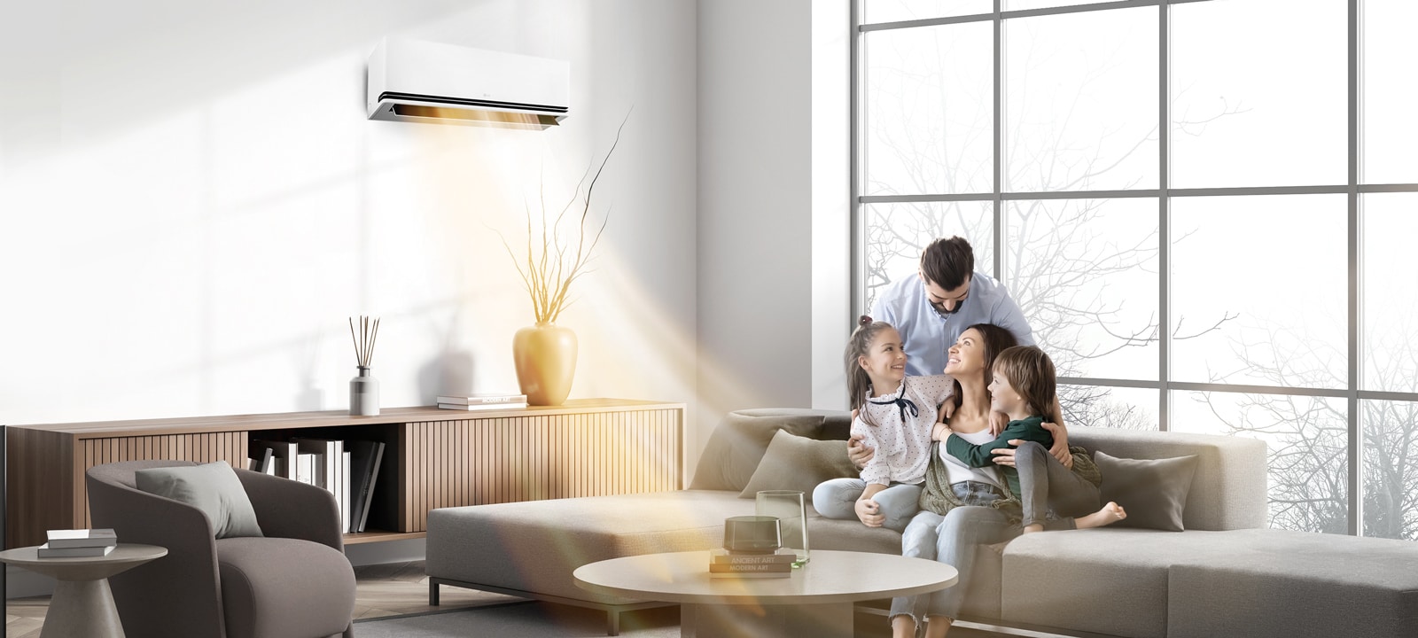 De l’air chaud est diffusé par la pompe à chaleur fixée au mur alors qu’une famille passe du temps dans un salon confortable