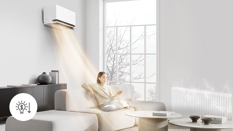 Une femme se détend avec un climatiseur à pompe à chaleur et un chauffage qui fonctionne en-dessous. Une icône d’économie de coûts apparaît dans le coin	