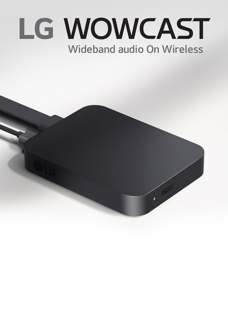 Vue en diagonale du côté droit de WOWCAST, légèrement du dessus. WOWCAST est placé sur un fond gris clair. Un logo du produit LG WOWCAST est placé au-dessus de la copie.