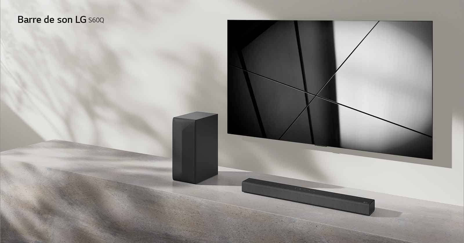 La barre de son LG S60Q et le téléviseur LG sont placés ensemble dans le salon. Le téléviseur est allumé, affichant une image géométrique.