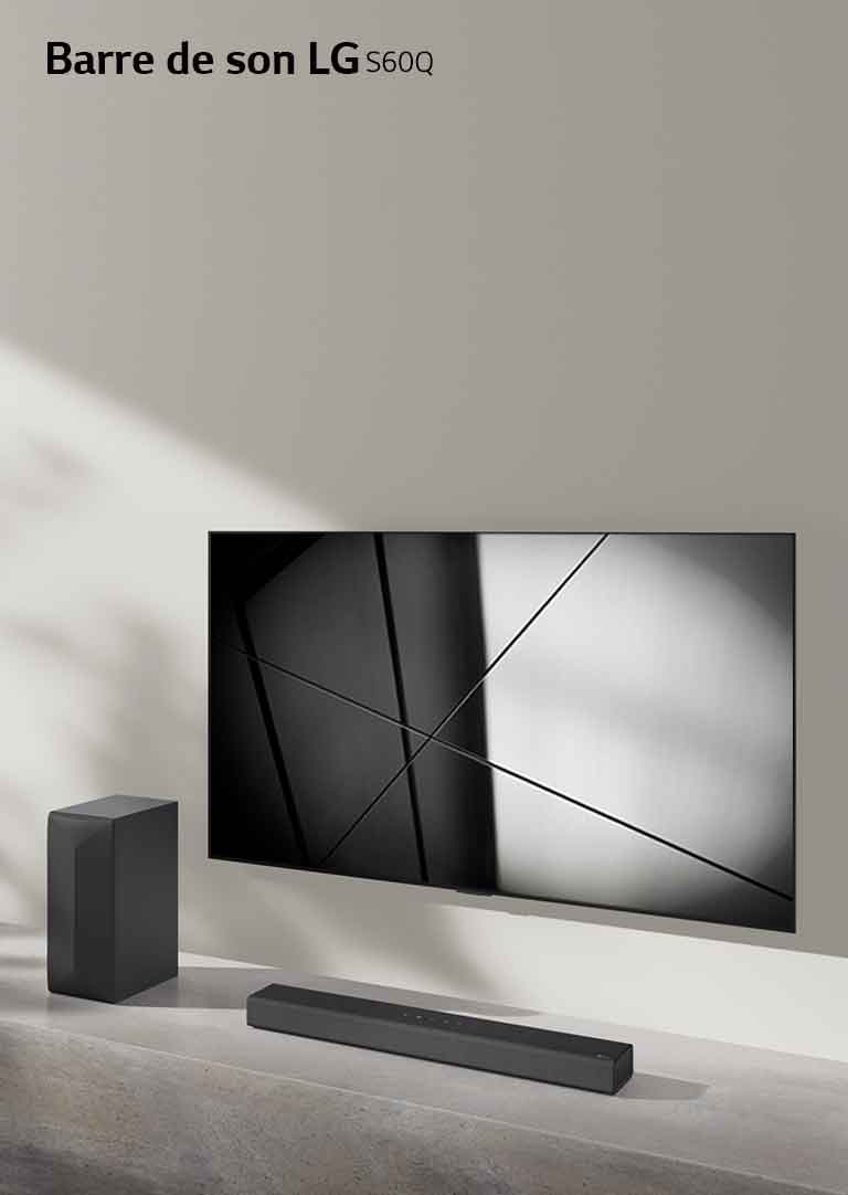 La barre de son LG S60Q et le téléviseur LG sont placés ensemble dans le salon. Le téléviseur est allumé, affichant une image géométrique.