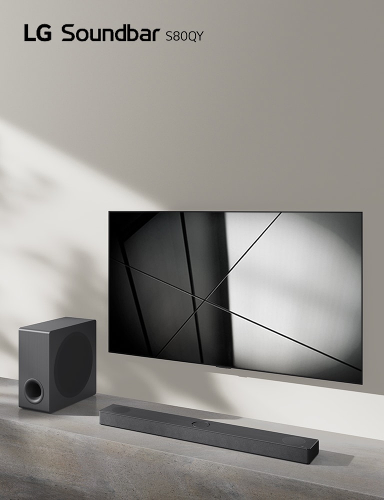 La barre de son S80QY de LG et le téléviseur LG sont placés ensemble dans le salon. Le téléviseur est allumé et projette une image en noir et blanc.