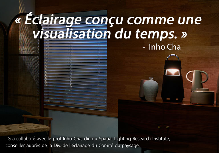 Image de la XBOOM 360 qui s’allume sur une étagère dans une pièce sombre. Le texte «&nbsp;éclairage conçu comme une visualisation du temps.&nbsp;» apparaît sur l’image.