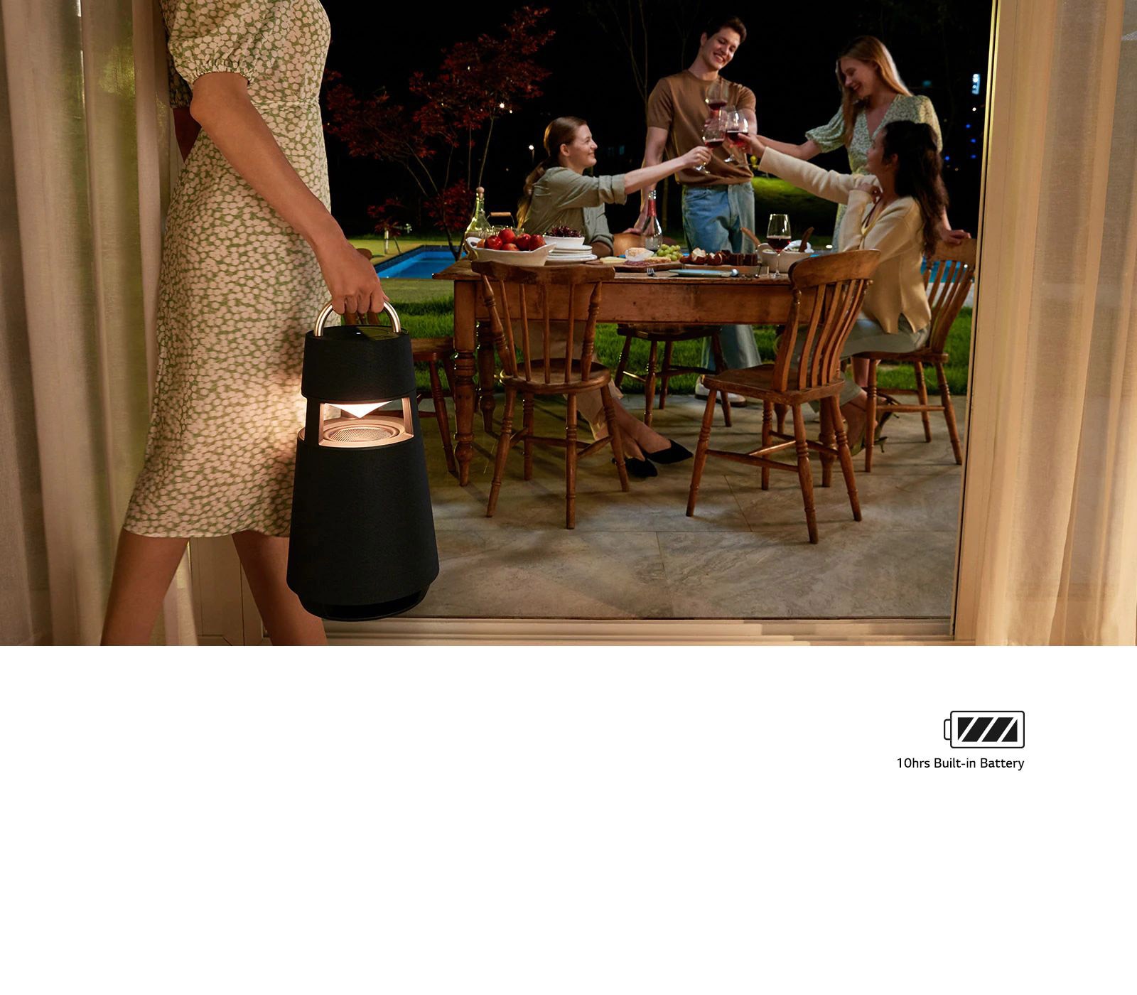 Image d’une femme portant l’appareil sur la terrasse pour représenter la portabilité de la XBOOM 360.