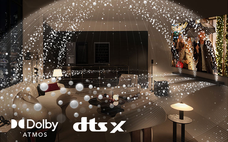 Vue latérale inclinée d’une LG OLED TV et une LG Soundbar qui affichent un film dans un appartement moderne. Des perles blanches qui représentent les ondes sonores sont projetées vers le haut et vers le bas à partir de la Soundbar et TV, et créent un dôme sonore dans l’espace.  Logo Dolby Atmos Logo DTS X