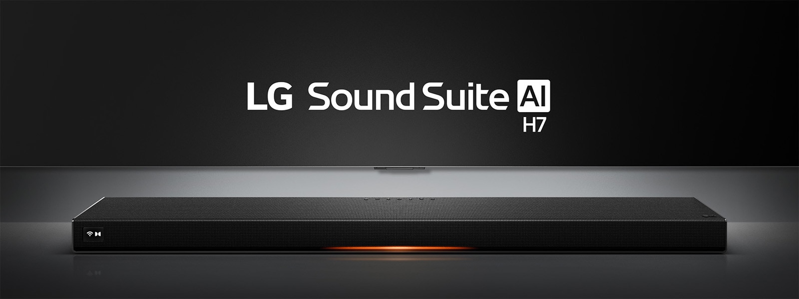 Barre de son LG Sound Suite H7 au design noir fin et élégant, affichée sur une surface sous un projecteur
