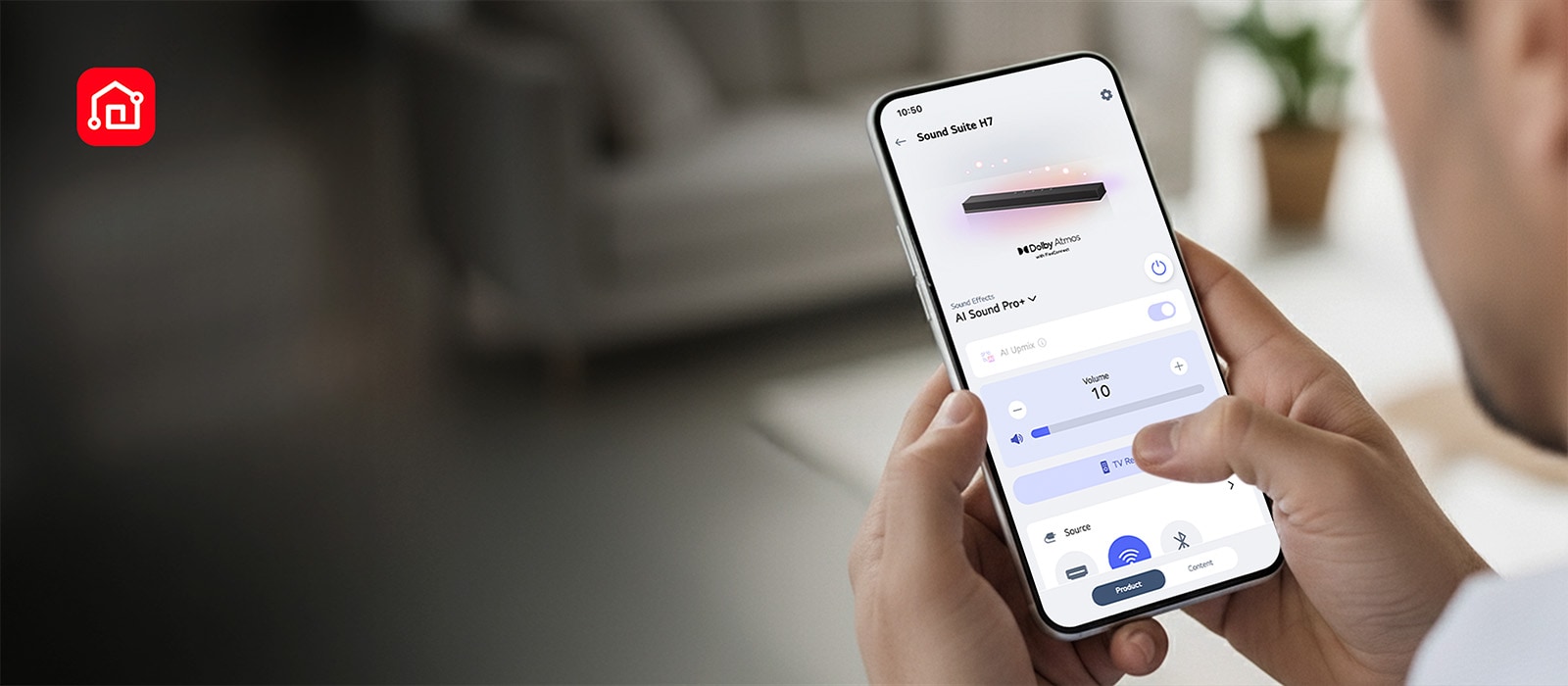Une personne tenant un smartphone avec l’application LG ThinQ ouverte, montrant un contrôle facile de la LG Sound Suite