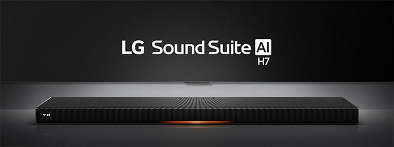 Barre de son LG Sound Suite H7 au design noir fin et élégant, affichée sur une surface sous un projecteur