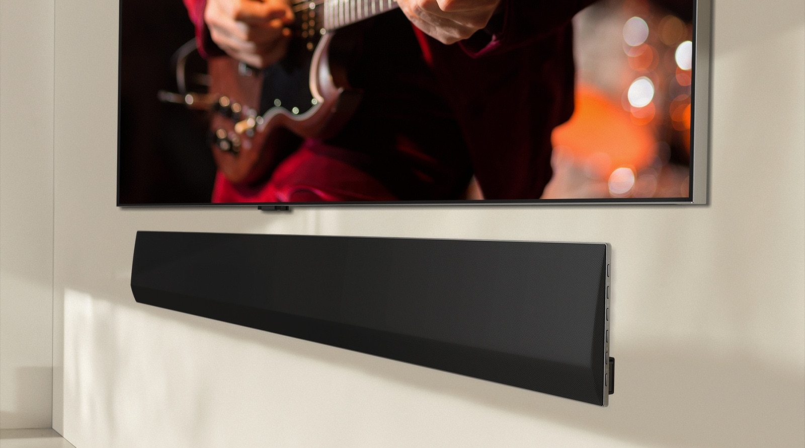 Une vue inclinée du bas d’une Soundbar et d’une LG TV, fixées au mur.