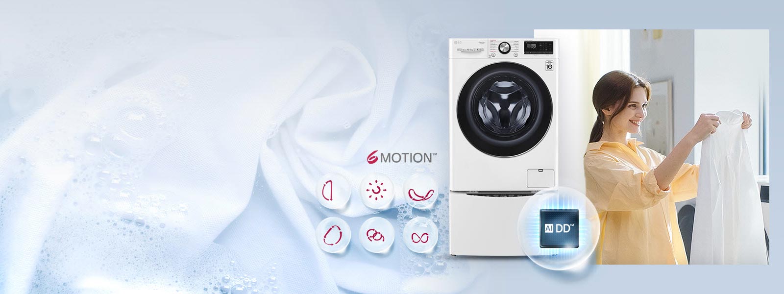 Une image montre une femme souriant et tenant une chemise blanche propre. À côté d’elle se trouve une vue avant d’un lave-linge LG. Il y a une bulle devant le lave-linge contenant le logo AI DD. L’image d’arrière plan est du lin blanc dans une eau savonneuse. Au dessus de ça, il y a le logo SMotion et en dessous de lui se trouve les 6 mouvements représentés par des lignes et des flèches.
