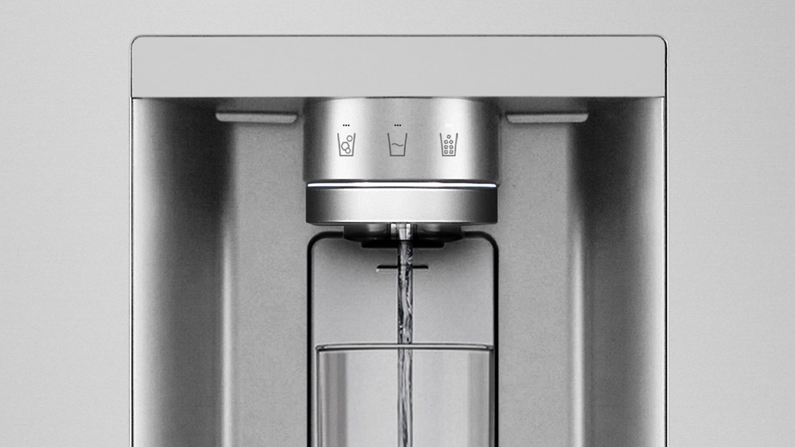 Une vidéo commence par un zoom sur le distributeur d’eau. L’extérieur du réfrigérateur devient clair et l’intérieur de la porte ainsi que les pièces mécaniques de la buse du distributeur peuvent alors être vus. La vidéo zoome davantage pour montrer les gouttelettes d’eau lorsqu’elles tombent à travers la partie UVnano de la buse, ce qui élimine les bactéries. La vue effectue un zoom arrière pour voir à nouveau l’extérieur du réfrigérateur pendant que l’eau est distribuée dans un verre.