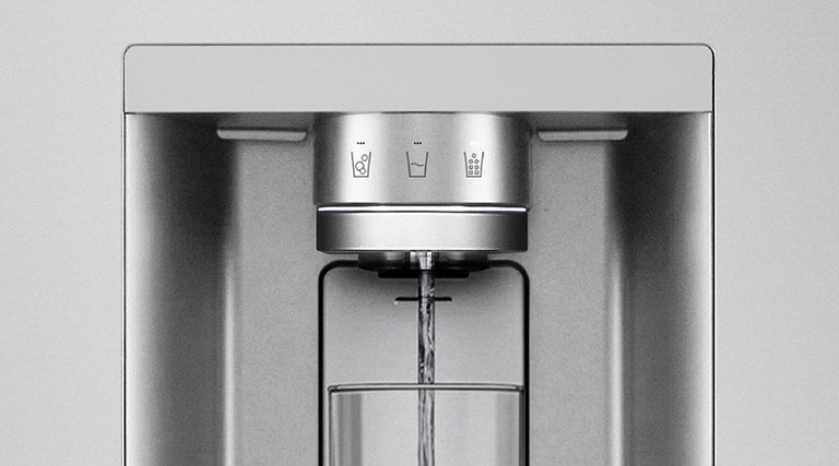 Une vidéo commence par un zoom sur le distributeur d’eau. L’extérieur du réfrigérateur devient clair et l’intérieur de la porte ainsi que les pièces mécaniques de la buse du distributeur peuvent alors être vus. La vidéo zoome davantage pour montrer les gouttelettes d’eau lorsqu’elles tombent à travers la partie UVnano de la buse, ce qui élimine les bactéries. La vue effectue un zoom arrière pour voir à nouveau l’extérieur du réfrigérateur pendant que l’eau est distribuée dans un verre.