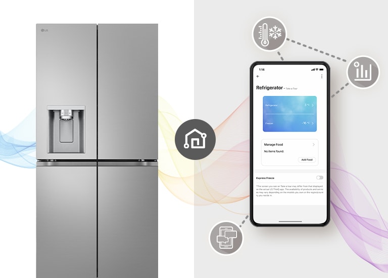 Une femme assise confortable à une table éloignée fait son travail. Un haut-parleur IA est sur la table. La laissant derrière, les côtés et le verre noir InstaView du réfrigérateur sont positionnés.