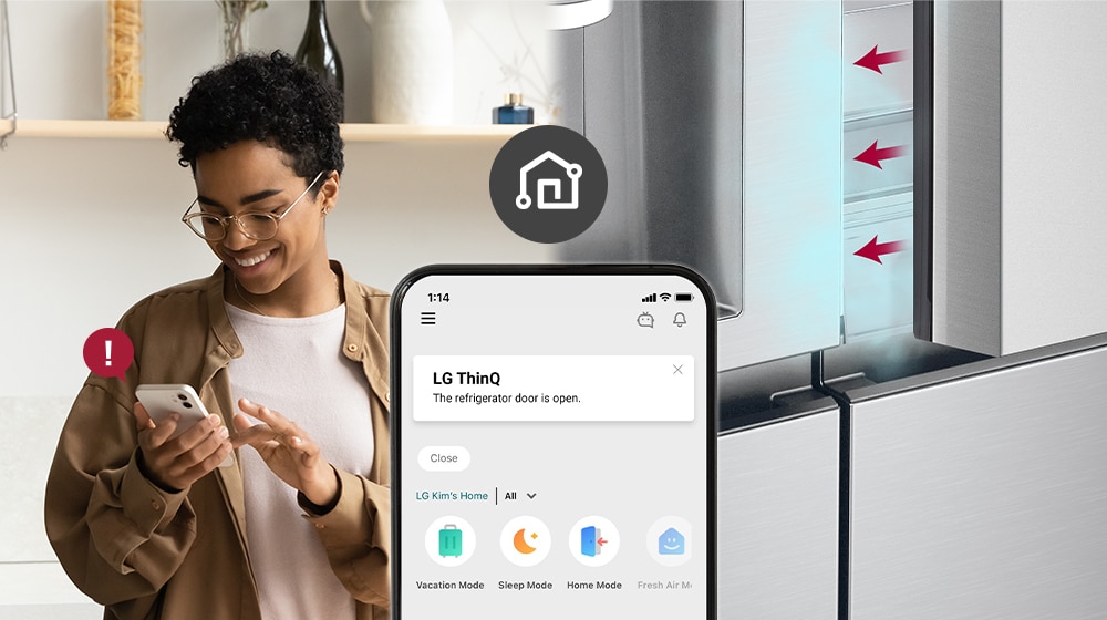 L’image de gauche montre une femme regardant son smartphone. L’image de droite montre que la porte du réfrigérateur est restée ouverte. Au premier plan des deux images, on voit l’écran du téléphone affichant les notifications de l’application LG ThinQ et l’icône de WiFi au-dessus du téléphone.