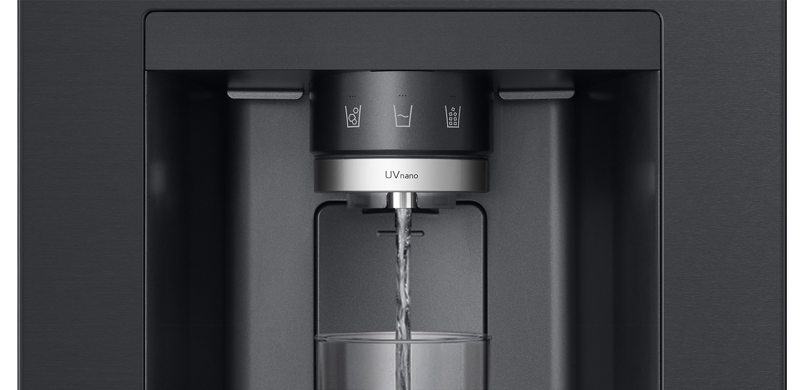 de l’eau sort du distributeur d’un réfrigérateur noir.