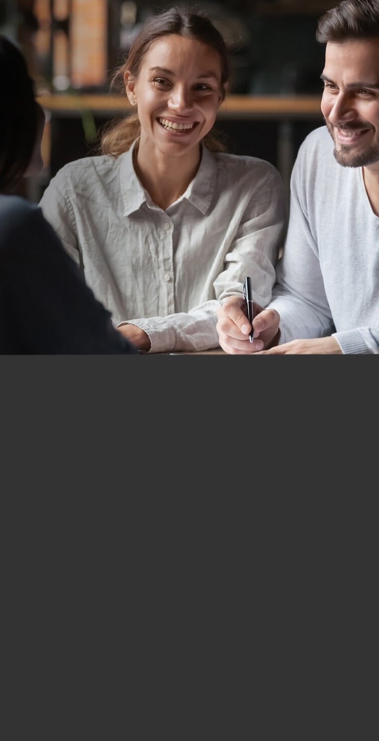 Un homme et une femme parlent à une autre femme en face d’eux