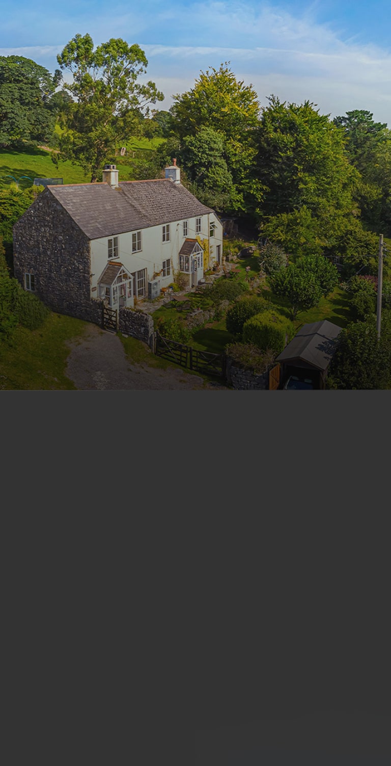 Une grande maison dans un pré