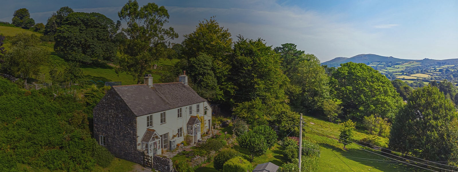 Une grande maison dans un pré