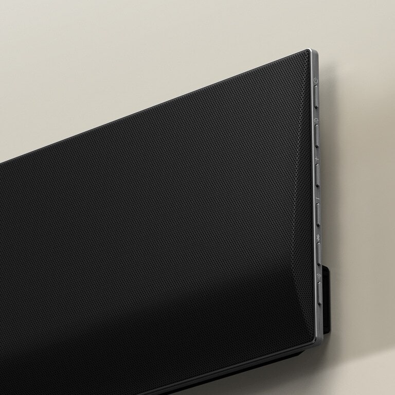 Gros plan d’une Soundbar contre le mur.