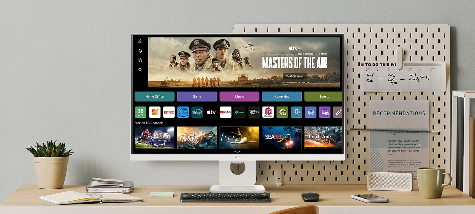 In de video is een smart-monitor op het bureau te zien, met een scherm dat overgaat van webOS, naar thuiskantoor, naar kantoor, naar muziek, naar games, naar fitness en naar sport.