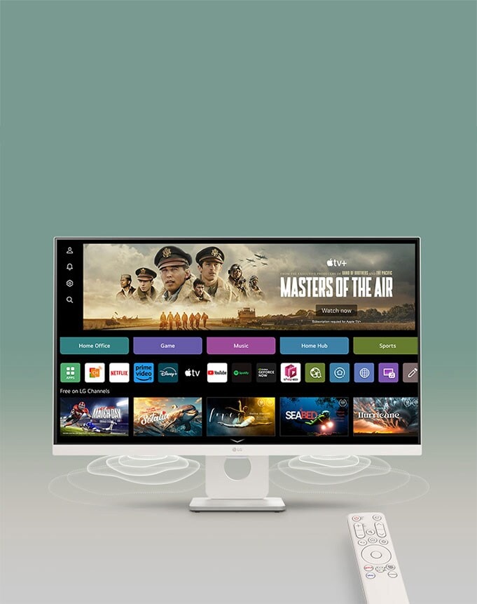 L’écran du moniteur intelligent affiche l’interface webOS. Des vagues provenant du haut-parleur sont émises à partir des coins inférieurs et une télécommande est visible à droite de l’écran.