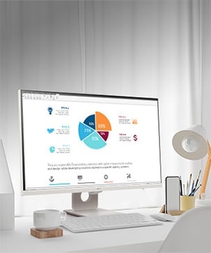 Sur la table, un moniteur intelligent affiche un document en cours de développement. Une tasse se trouve sur la gauche du moniteur, alors qu’un téléphone portable, un porte-crayon et un support sont sur sa droite.