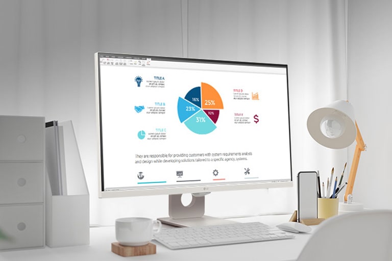Sur la table, un moniteur intelligent affiche un document en cours de développement. Une tasse se trouve sur la gauche du moniteur, alors qu’un téléphone portable, un porte-crayon et un support sont sur sa droite.