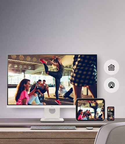 Sur la table, un moniteur affiche une scène d’un film et cette même scène est affichée sur une tablette et un appareil portable situé en bas à droite.