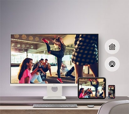 Op de tafel staat een monitor met een scene uit een film en dezelfde scene wordt weergegeven op een tablet en een mobiel apparaat rechtsonder.