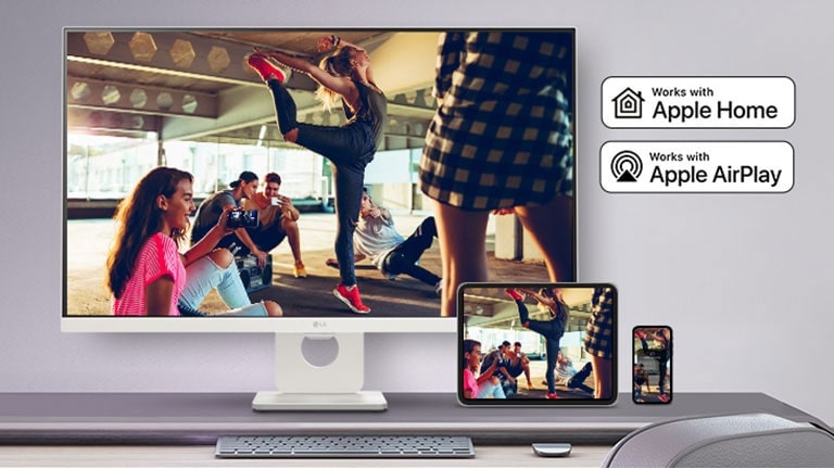 Sur la table, un moniteur affiche une scène d’un film et cette même scène est affichée sur une tablette et un appareil portable situé en bas à droite.