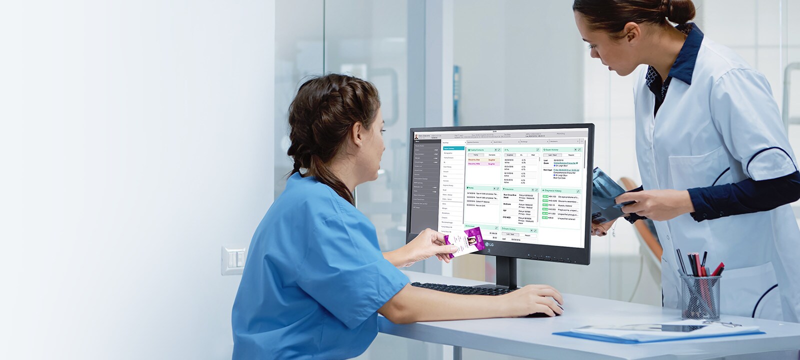 Le 24CR661N avec RFID à deux bandes offre une solution polyvalente pour de nombreux lieux de travail où la sécurité est primordiale, comme les hôpitaux, les bureaux et les usines.