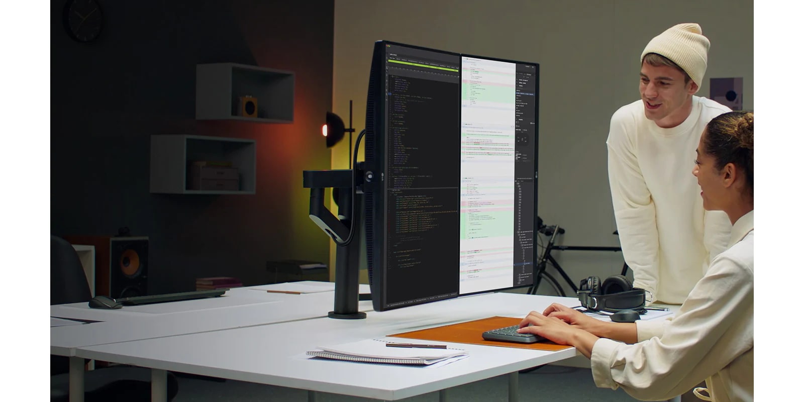 Scène d’un développeur avec le double moniteur Ergo