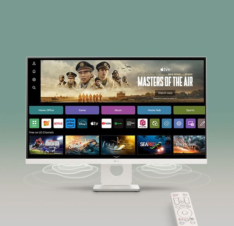 L’écran du moniteur intelligent affiche l’interface webOS. Des vagues provenant du haut-parleur sont émises à partir des coins inférieurs et une télécommande est visible à droite de l’écran.