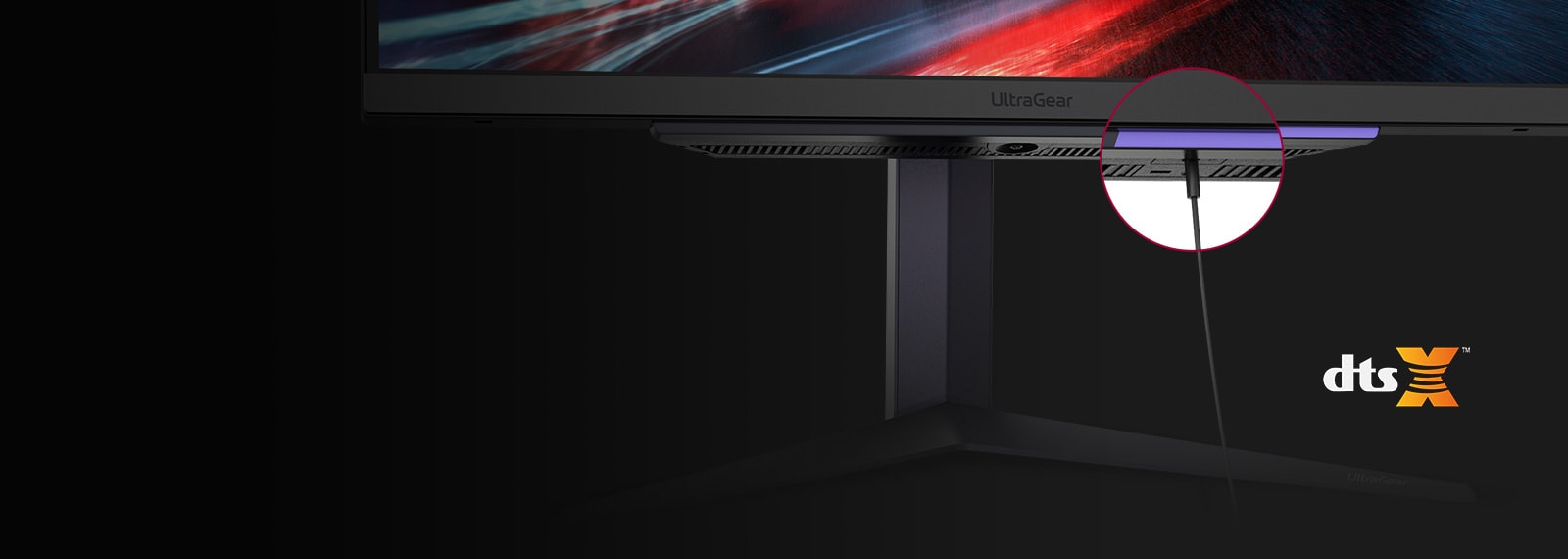 Le support montre la partie inférieure du moniteur qui comporte un port pour casque d'écoute à 4 pôles et un câble pour casque d'écoute qui y est relié.