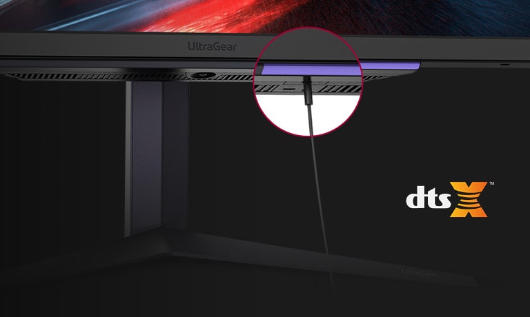 Le support montre la partie inférieure du moniteur qui comporte un port pour casque d'écoute à 4 pôles et un câble pour casque d'écoute qui y est relié.