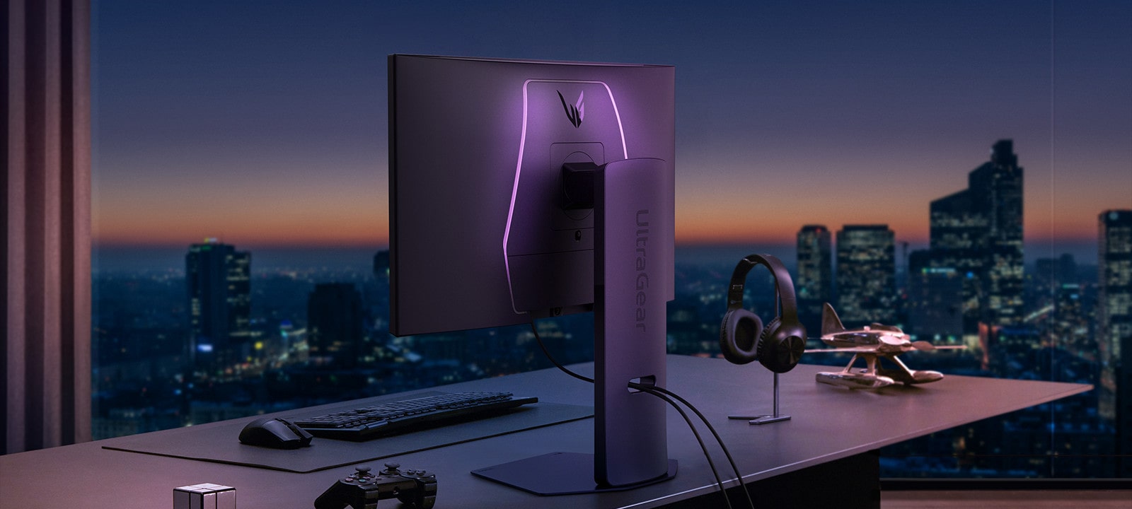 Vue arrière d’un moniteur avec des accents LED sur un bureau.