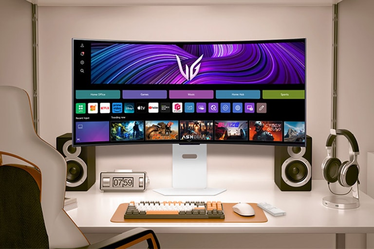 La vidéo montre un moniteur orienté vers l’avant sur un bureau, alternant entre images webOS et visuels de jeu.