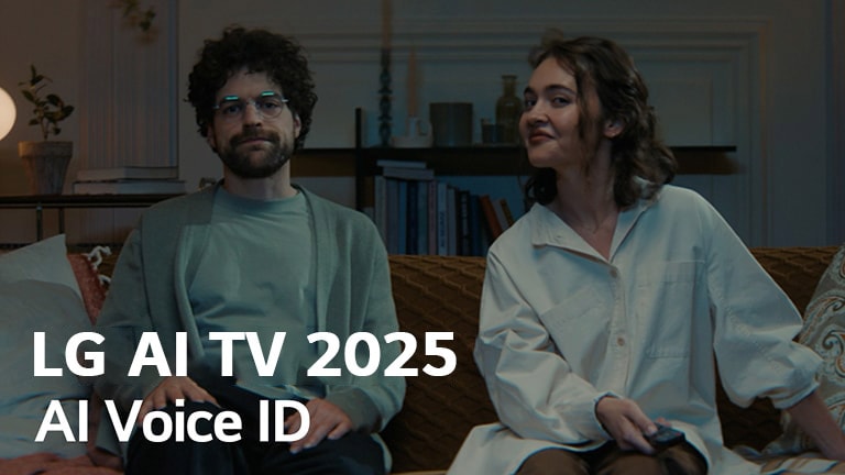 On voit le titre, LG AI TV 2025, Al Voice ID. Un homme et une femme, tenant une télécommande de TV, sont assis sur un canapé.