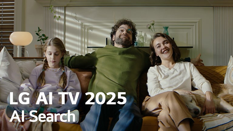 On voit le titre, LG AI TV 2025, Al Search. Une famille de trois personnes est assise sur le canapé de son salon.