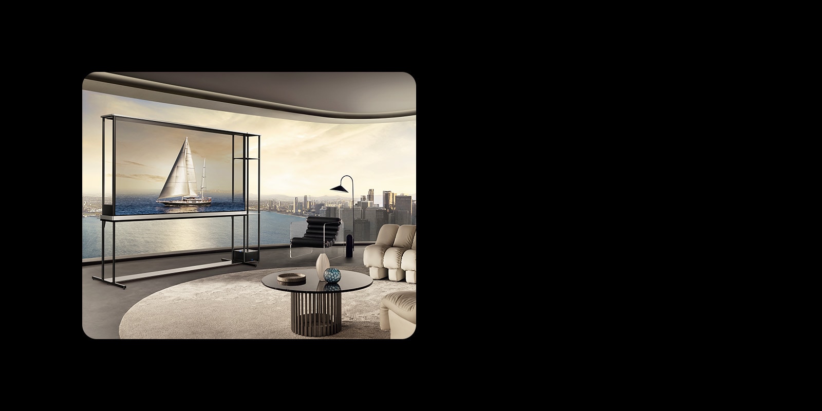 LG OLED T4 dans un appartement penthouse. Les fenêtres donnent sur la ville et l’océan. La LG OLED T4 est en mode transparent et affiche une image d’un yacht. En raison de la position du téléviseur et de la transparence de l’écran, le yacht semble flotter sur l’océan extérieur.