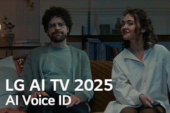 On voit le titre, LG AI TV 2025, Al Voice ID. Un homme et une femme, tenant une télécommande de TV, sont assis sur un canapé.