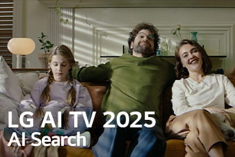 On voit le titre, LG AI TV 2025, Al Search. Une famille de trois personnes est assise sur le canapé de son salon.