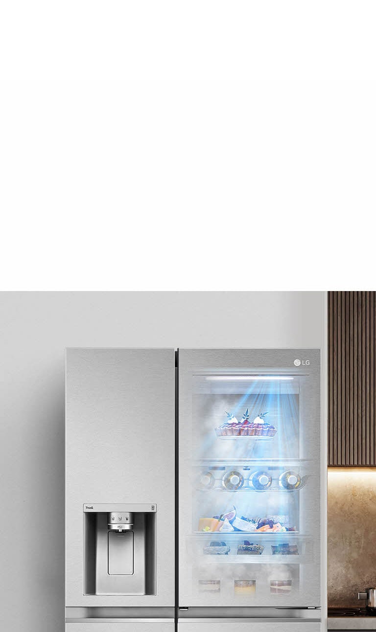 Vue de face d’un réfrigérateur InstaView noir avec lumière à l’intérieur. Le contenu du réfrigérateur est visible à travers la porte InstaView. Des rayons de lumière bleue éclairent le contenu de la fonction DoorCooling.