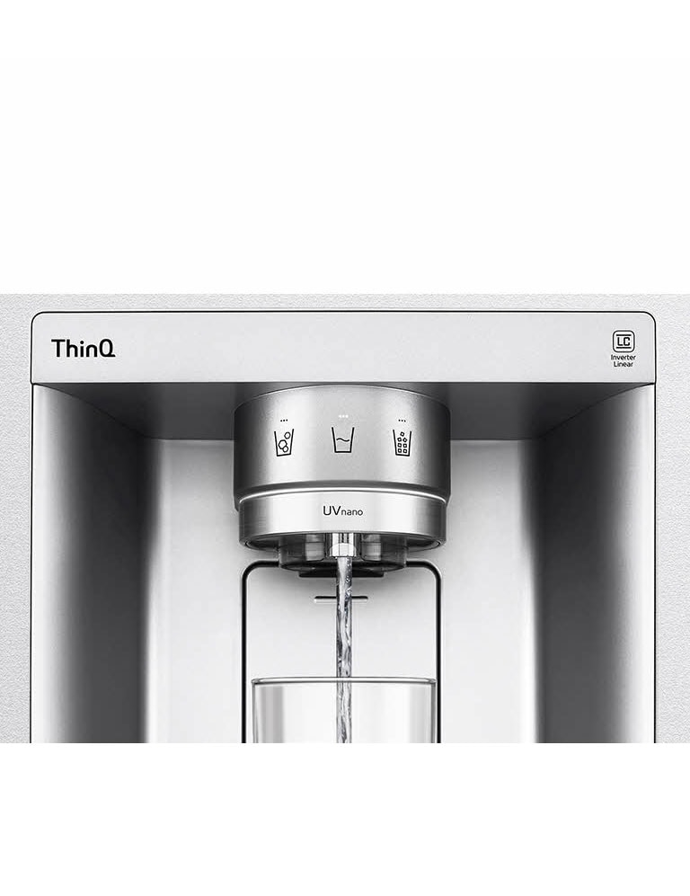 Une vidéo commence par un zoom sur le distributeur d’eau. L’extérieur du réfrigérateur devient clair et l’intérieur de la porte ainsi que les pièces mécaniques de la buse du distributeur peuvent alors être vus. La vidéo zoome davantage pour montrer les gouttelettes d’eau lorsqu’elles tombent à travers la partie UVnano de la buse, ce qui élimine les bactéries. La vue effectue un zoom arrière pour voir à nouveau l’extérieur du réfrigérateur pendant que l’eau est distribuée dans un verre.