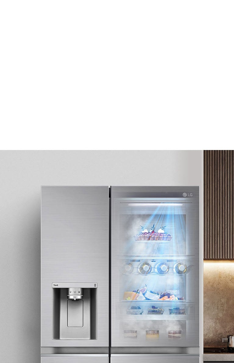 Vue de face d’un réfrigérateur InstaView noir avec lumière à l’intérieur. Le contenu du réfrigérateur est visible à travers la porte InstaView. Des rayons de lumière bleue éclairent le contenu de la fonction DoorCooling.