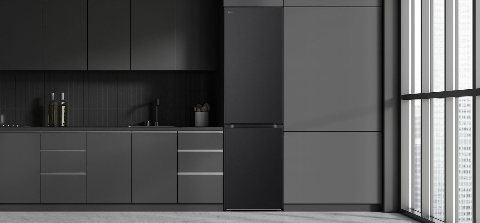 Cuisine moderne avec un réfrigérateur qui s’insère parfaitement dans les armoires, tout comme un modèle encastré.