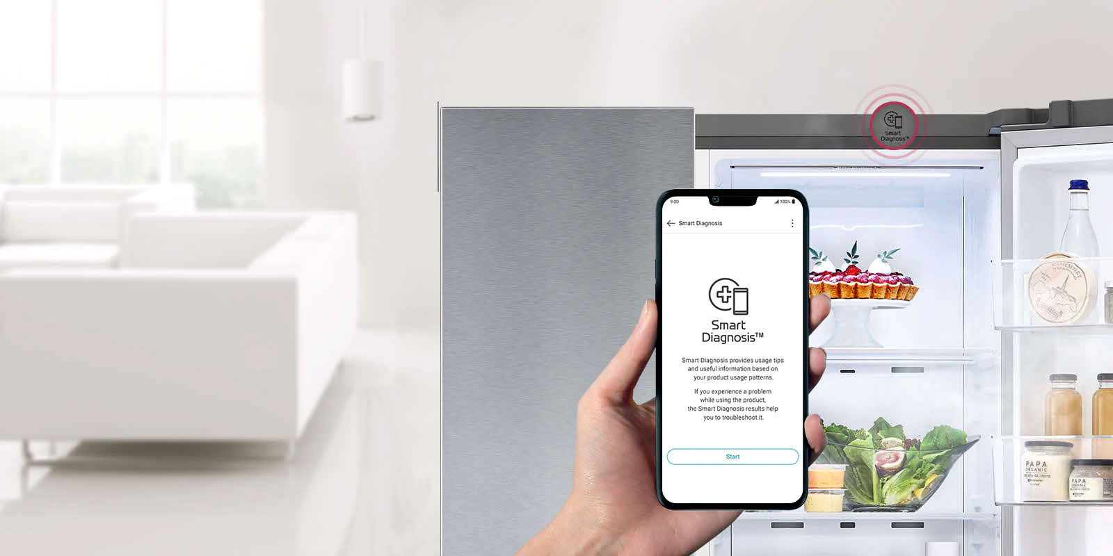 Une main tient un téléphone. L’écran du téléphone affiche l’application Smart Diagnosis. Le réfrigérateur en arrière-plan est ouvert d’un côté, montrant le contenu du réfrigérateur. Une icône Smart Diagnosis figure au dessus du réfrigérateur.