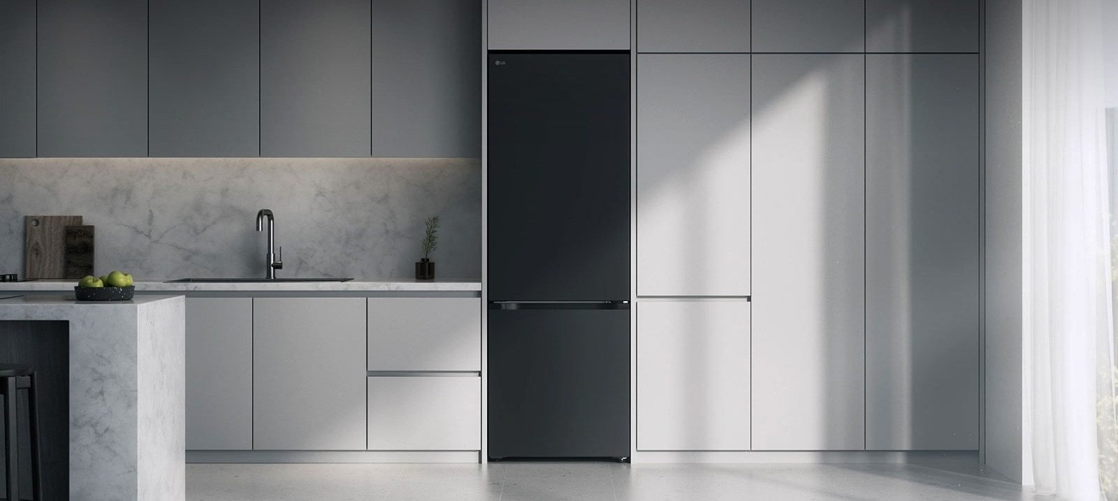 Špičková stříbrná kombinovaná chladnička (GBBW726AEV) zabudovaná do šedých skříněk vedle mramorové pracovní desky s indukční varnou deskou a velkým oknem na pravé straně.
