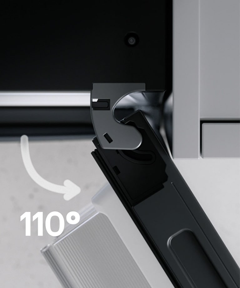 Lancer la vidéo : Kombinovaná chladnička LG (GBBW726AEV) s pravými dveřmi otevřenými do úhlu 110 stupňů, s zakřiveným pantem v horní části, který těsně přiléhá k sousední šedé stěně skříně.